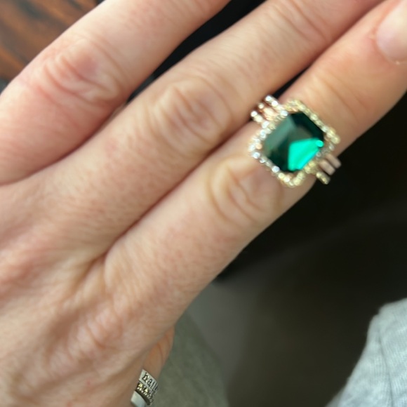 Elegant Green Gemstone Costume Ring - Picture 2 of 2